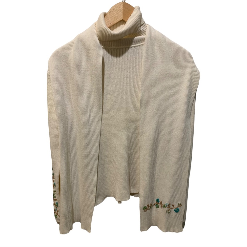 RELATIVITY CREAM RIBBED TURTLENECK EMBROIDERED FLORAL LS SWEATER